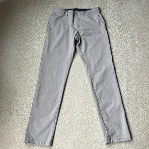 Men’s Vineyard Vines On The Go Pant in Khaki. Waist 30, length 32.